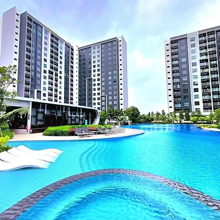 Maya Bay Splash Mania Pool View Cozy Homestay Klia Banting  Exterior photo